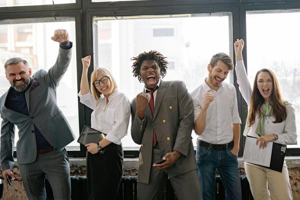 Découvrez comment un bureau assis debout peut transformer votre travail